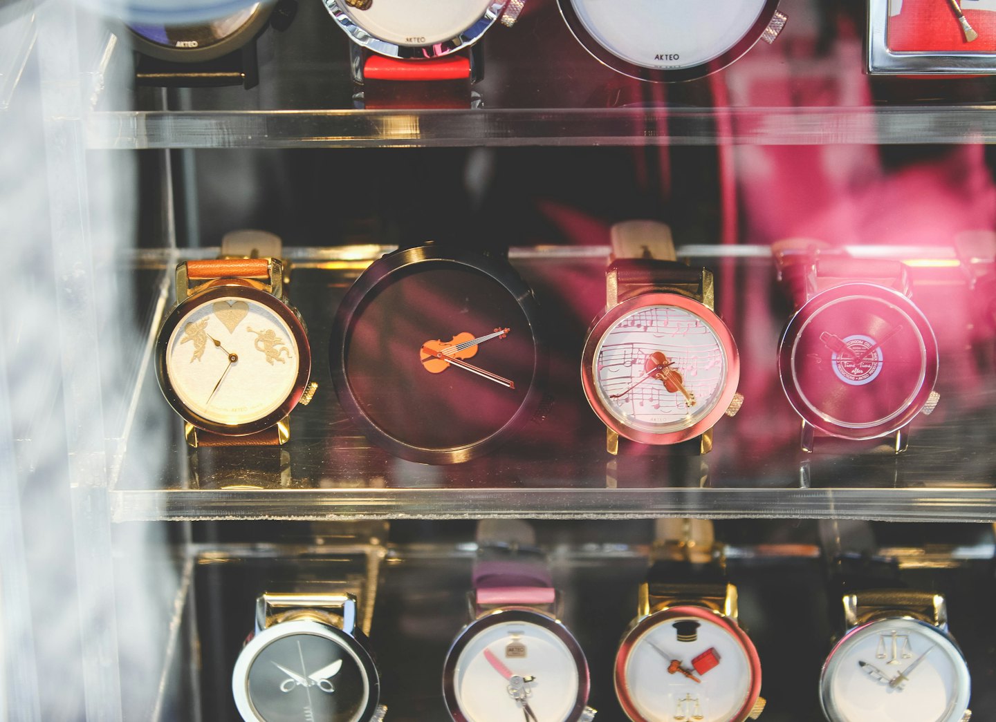 Eleganti orologi AKTEO in espositori di acrilico a più livelli.