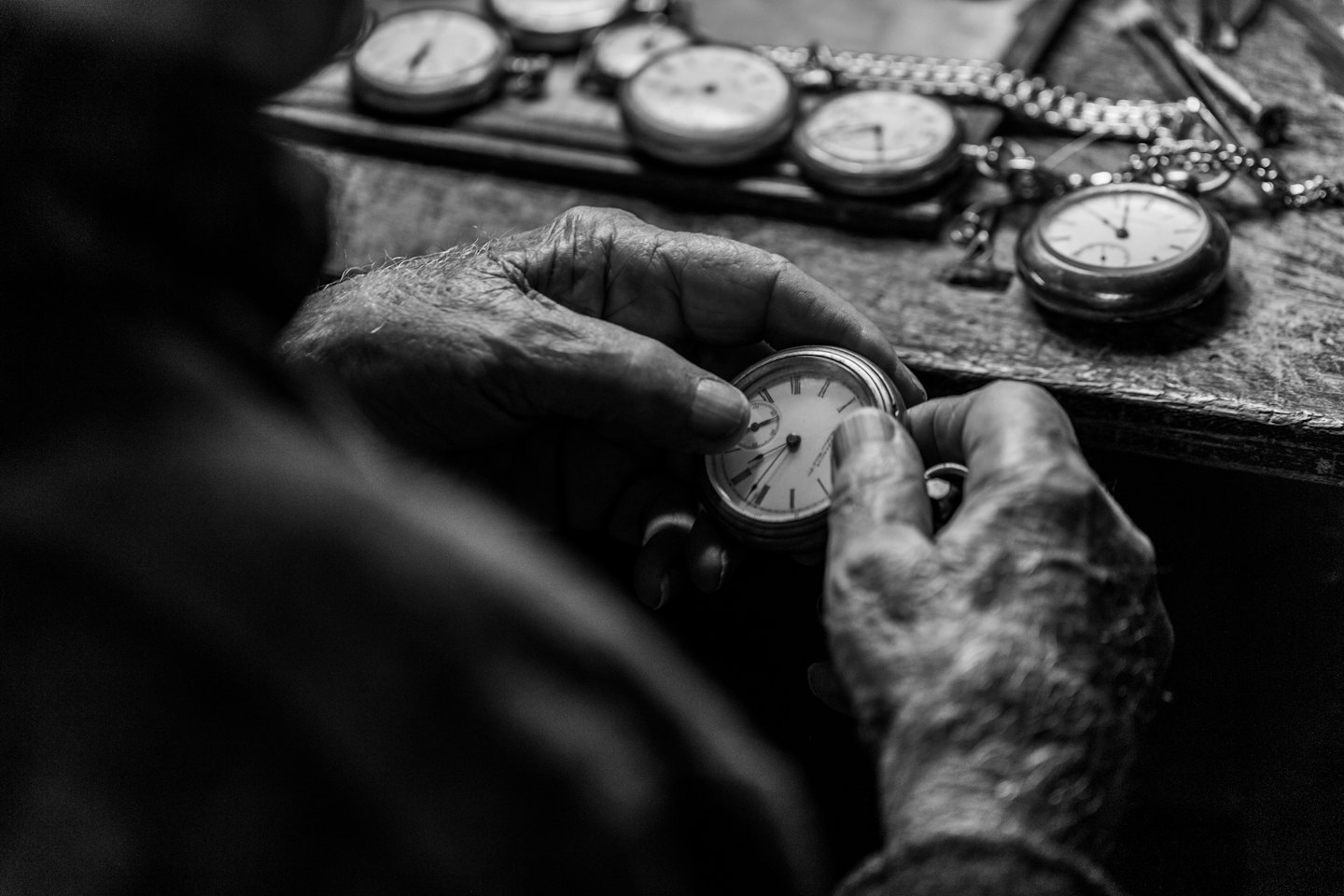 Orologiaio ripara con cura un antico orologio da tasca d'argento.